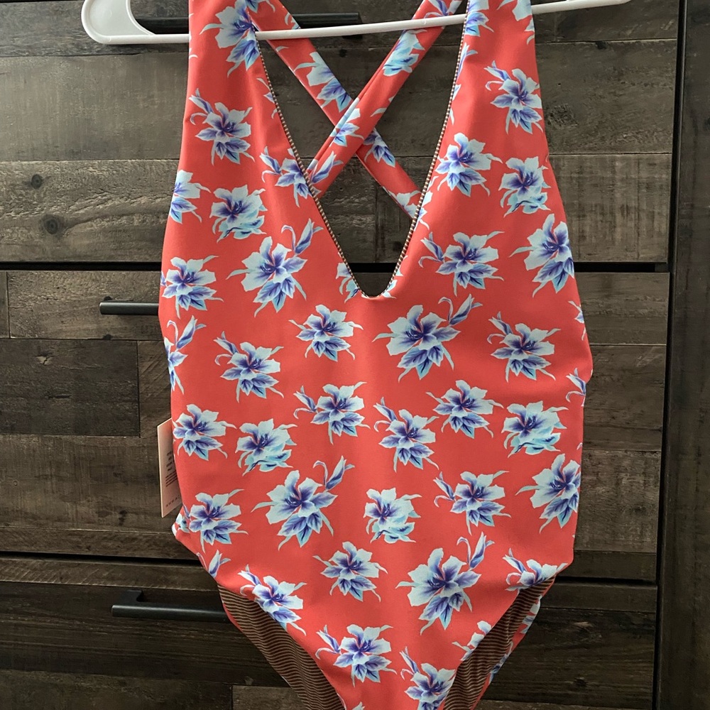 NWT Acacia Vintage Aloha -Never been worn.